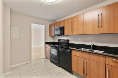 Condo in Hollywood, Florida, 1 bedroom № 2184757 - photo 25