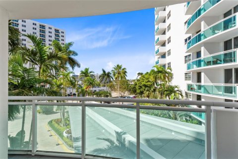 Condo in Hollywood, Florida, 1 bedroom № 2184757 - photo 13