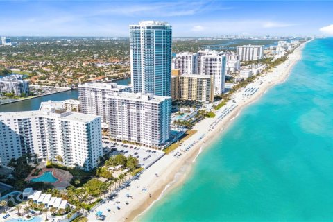 Condo in Hollywood, Florida, 1 bedroom № 2184757 - photo 8