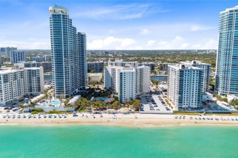 Condo in Hollywood, Florida, 1 bedroom № 2184757 - photo 7