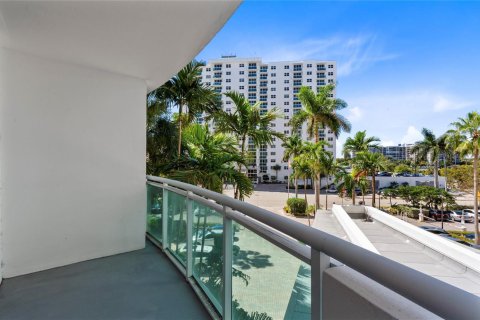 Condo in Hollywood, Florida, 1 bedroom № 2184757 - photo 10