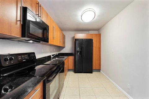 Condo in Hollywood, Florida, 1 bedroom № 2184757 - photo 23