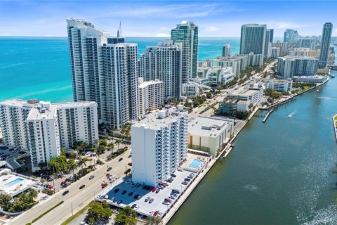 Condo in Hollywood, Florida, 1 bedroom № 2184757 - photo 3