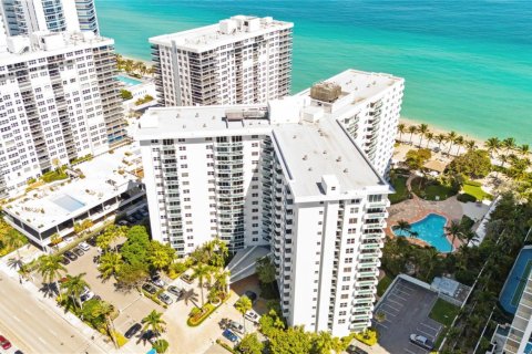 Condo in Hollywood, Florida, 1 bedroom № 2184757 - photo 5