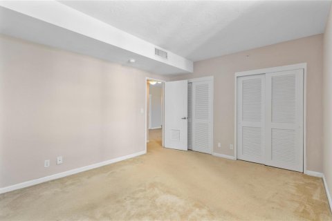 Condo in Hollywood, Florida, 1 bedroom № 2184757 - photo 16