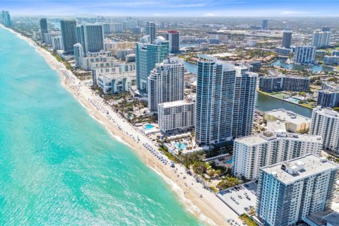 Condo in Hollywood, Florida, 1 bedroom № 2184757 - photo 6