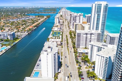 Condo in Hollywood, Florida, 1 bedroom № 2184757 - photo 4