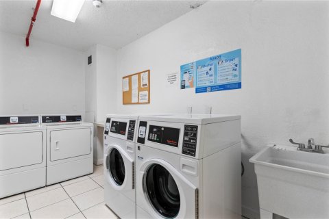 Condo in Hollywood, Florida, 1 bedroom № 2184757 - photo 26