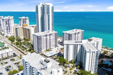 Condo in Hollywood, Florida, 1 bedroom № 2184757 - photo 2