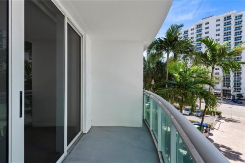 Condo in Hollywood, Florida, 1 bedroom № 2184757 - photo 11