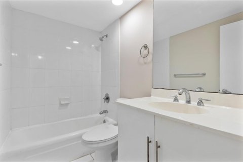 Condo in Hollywood, Florida, 1 bedroom № 2184757 - photo 17