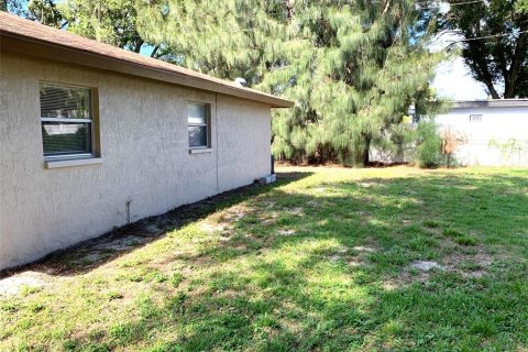 Commercial property in Saint Petersburg, Florida 4 bedrooms, 195.09 sq.m. № 2388700 - photo 23