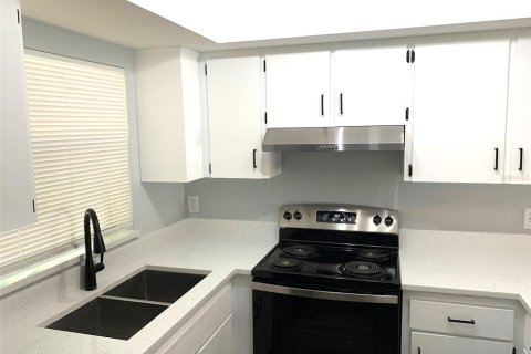 Commercial property in Saint Petersburg, Florida 4 bedrooms, 195.09 sq.m. № 2388700 - photo 6