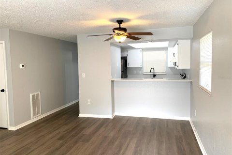Commercial property in Saint Petersburg, Florida 4 bedrooms, 195.09 sq.m. № 2388700 - photo 5