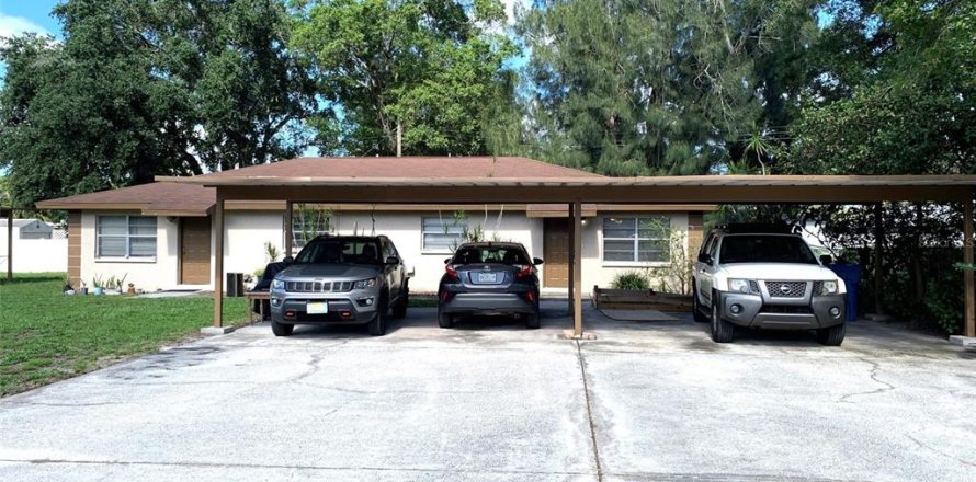 Commercial property in Saint Petersburg, Florida 4 bedrooms, 195.09 sq.m. № 2388700