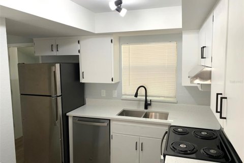 Commercial property in Saint Petersburg, Florida 4 bedrooms, 195.09 sq.m. № 2388700 - photo 8