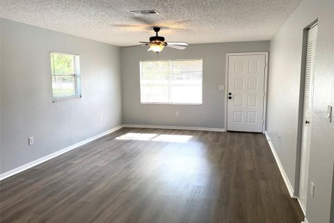 Commercial property in Saint Petersburg, Florida 4 bedrooms, 195.09 sq.m. № 2388700 - photo 4