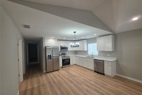 House in Winter Haven, Florida 3 bedrooms, 128.58 sq.m. № 2220033 - photo 2