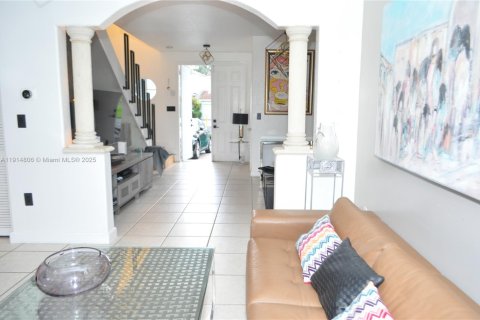 Купить таунхаус в Дорал, Флорида 3 спальни, 150.32м2, № 1971310 - фото 3