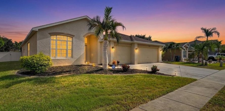 House in Holiday, Florida 4 bedrooms, 228.73 sq.m. № 2314154