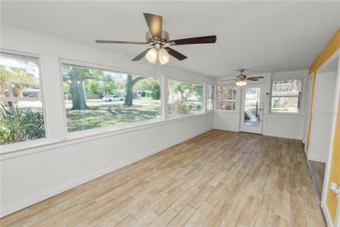 House in Winter Haven, Florida 3 bedrooms, 172.43 sq.m. № 2216766 - photo 8