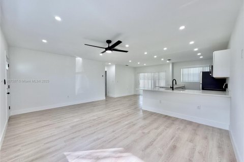 Casa en venta en Lauderhill, Florida, 3 dormitorios, 115.57 m2 № 1964549 - foto 4