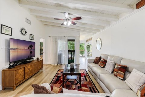 Condo in Miami, Florida, 3 bedrooms  № 2010499 - photo 29