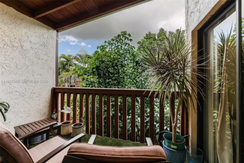 Condo in Miami, Florida, 3 bedrooms  № 2010499 - photo 16