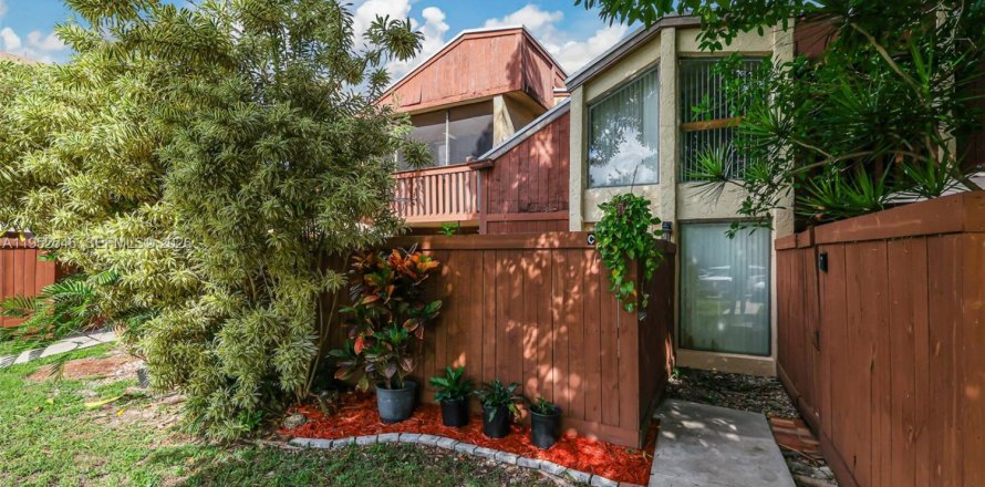 Condo in Miami, Florida, 3 bedrooms  № 2010499