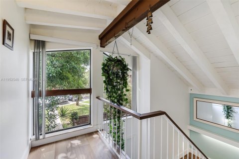 Condo in Miami, Florida, 3 bedrooms  № 2010499 - photo 8