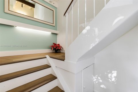 Condo in Miami, Florida, 3 bedrooms  № 2010499 - photo 5