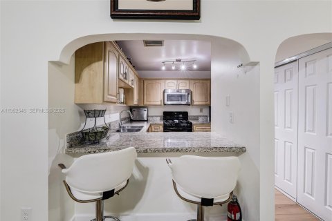 Condo in Miami, Florida, 3 bedrooms  № 2010499 - photo 30