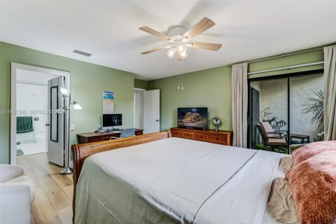 Condo in Miami, Florida, 3 bedrooms  № 2010499 - photo 19
