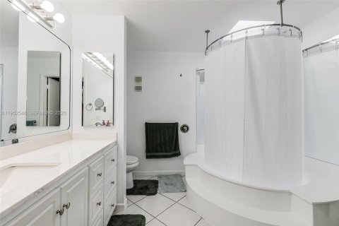 Condo in Miami, Florida, 3 bedrooms  № 2010499 - photo 22