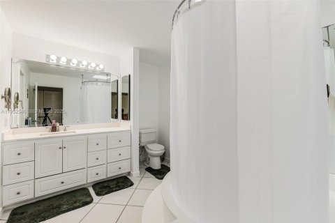 Condo in Miami, Florida, 3 bedrooms  № 2010499 - photo 21