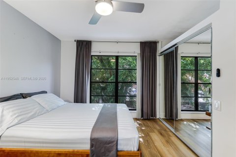 Condo in Miami, Florida, 3 bedrooms  № 2010499 - photo 9