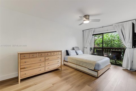 Condo in Miami, Florida, 3 bedrooms  № 2010499 - photo 13