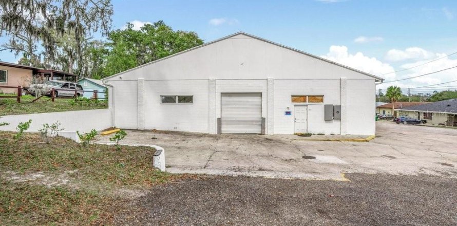 Commercial property in Orange City, Florida 84.54 sq.m. № 2112053