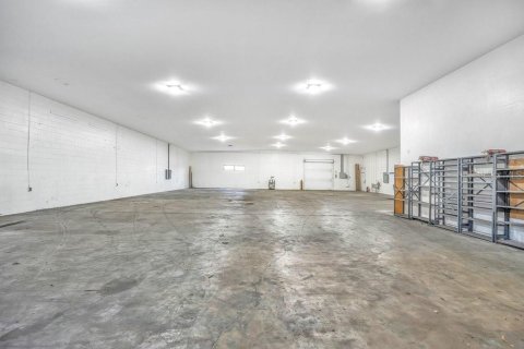 Commercial property in Orange City, Florida 84.54 sq.m. № 2112053 - photo 9