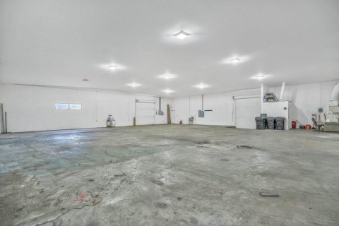Commercial property in Orange City, Florida 84.54 sq.m. № 2112053 - photo 8