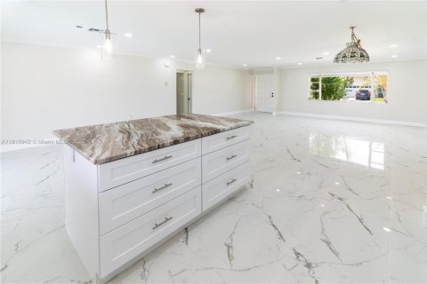 Villa ou maison à vendre à Cape Coral, Floride: 3 chambres, 166.76 m2 № 1971991 - photo 15