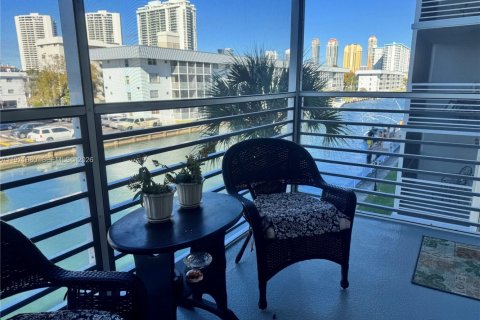 Copropriété à vendre à North Miami Beach, Floride: 1 chambre № 2042257 - photo 2