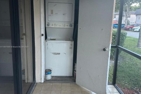 Condo in Miami, Florida, 3 bedrooms  № 1949140 - photo 17