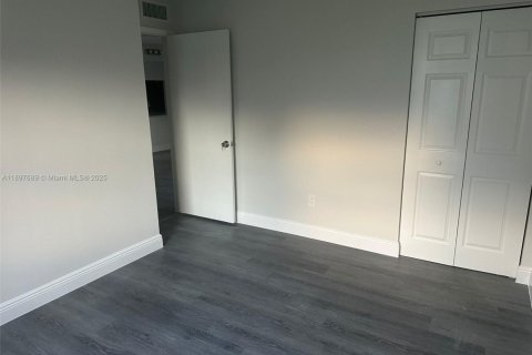 Condo in Miami, Florida, 3 bedrooms  № 1949140 - photo 7