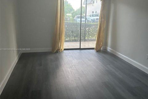 Condo in Miami, Florida, 3 bedrooms  № 1949140 - photo 10