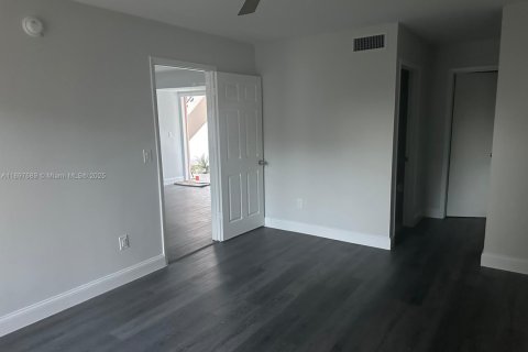 Condo in Miami, Florida, 3 bedrooms  № 1949140 - photo 13