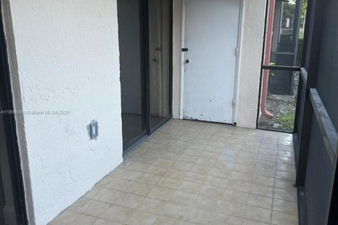 Condo in Miami, Florida, 3 bedrooms  № 1949140 - photo 16