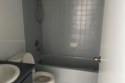 Condo in Miami, Florida, 3 bedrooms  № 1949140 - photo 28