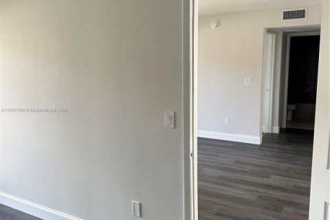 Condo in Miami, Florida, 3 bedrooms  № 1949140 - photo 24