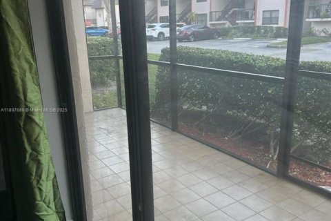 Condo in Miami, Florida, 3 bedrooms  № 1949140 - photo 15